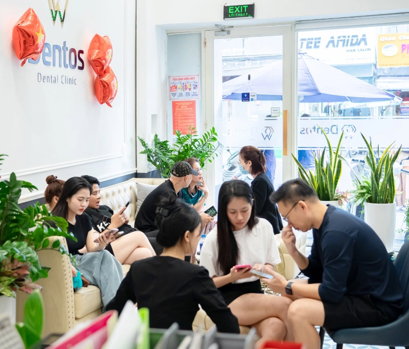 Nhiều khách hàng lựa chọn tin tưởng bọc răng sứ tại Nha khoa Dentos